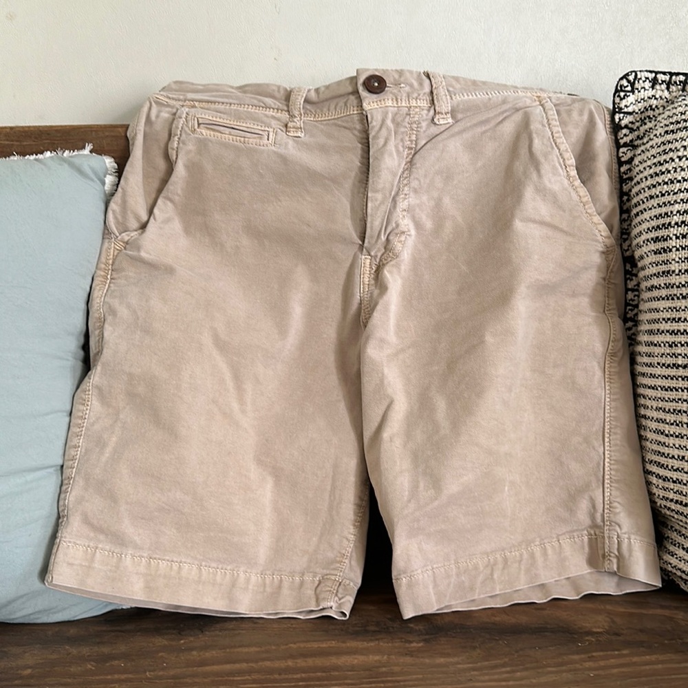mens American Eagle khaki shorts